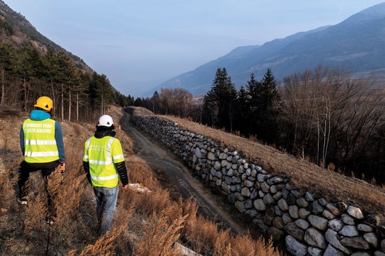 Monika Rabanser e David Mosna durante il sopralluogo in Val Venosta: le mura ciclopiche proteggono anche la strada di fondovalle dalla caduta di massi. (Foto: ASP/Ivo Corrà)