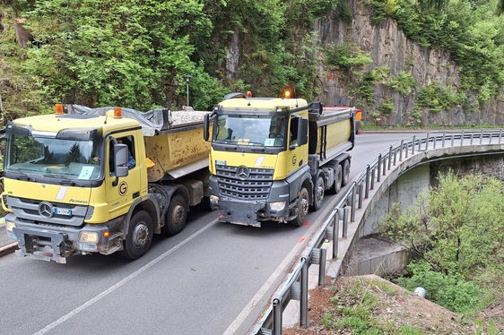 Mit präzisen technischen Instrumenten und mit schwer beladenen Lkws wird die Elastizität der Brücken gemessen, die Auskunft darüber gibt, wie belastbar das jeweilige Bauwerk ist. (Foto: Landesabteilung Tiefbau)
