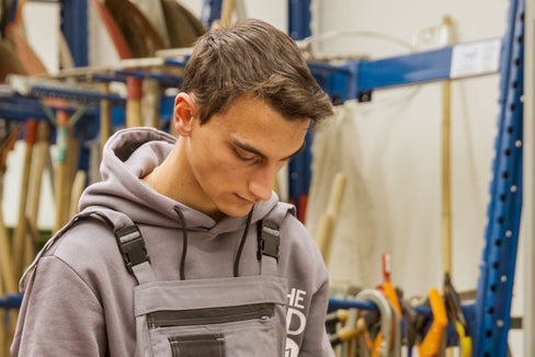 Das Land überwacht den Übergang von der Schule in die Arbeitswelt genau, fördert die Lehrlingsausbildung (und die berufliche Orientierung/Ausbildung) und ergreift Maßnahmen gegen Schulabbrecher und andere Orientierungsinitiativen. (Foto: LPA/Peter Daldos)