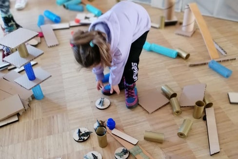 Ein Mädchen bastelt mit einem Stück Recycling-Karton: Viele Möglichkeiten, ihre kreative Seite auszuleben, bietet das Kreativatelier „Vintola 18“. (Foto: Landesdirektion ital. Kindergärten)