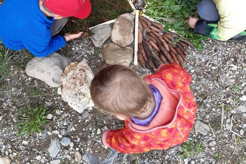 Le offerte dei Parchi naturali dell'Alto Adige per i più piccoli rendono la natura tangibile. (Foto: Andrea Leitner)