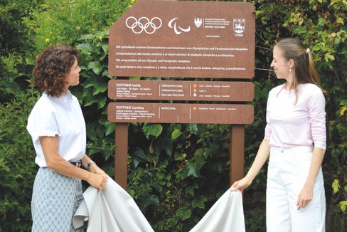 Inaugurazione della targa commemorativa a Ortisei con le atlete medagliate Isolde (sinistra) e Carolina Kostner. (Foto: VSS)