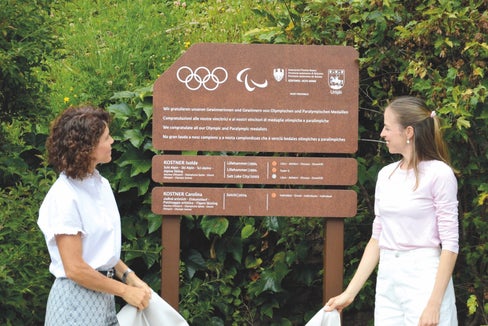 Olympische Erfolge würdigen: Enthüllung der Ehrentafel in St. Ulrich mit den Medaillengewinnerinnen Isolde (links) und Carolina Kostner. (Foto: VSS)