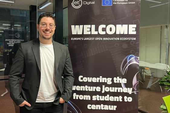 Cristian Frigo offre alle startup altoatesine del NOI Techpark di Bolzano consulenza e supporto per la realizzazione di progetti nel campo della digitalizzazione. Foto: EIT Digital