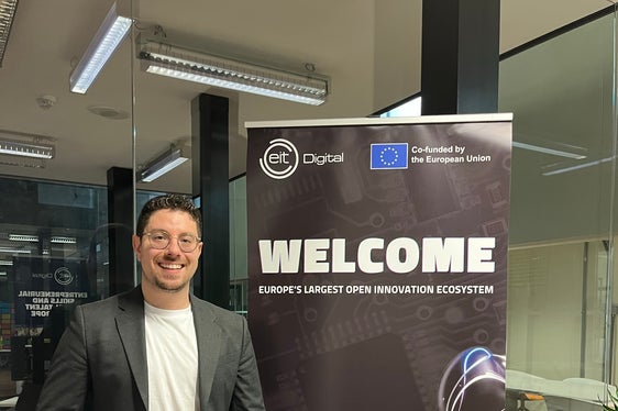 Cristian Frigo steht Südtiroler Start-up-Unternehmen im NOI Techpark in Bozen mit Rat und Tat zur Seite, wenn sie Vorhaben im Bereich Digitalisierung umsetzen möchten. (Foto: EIT Digital)