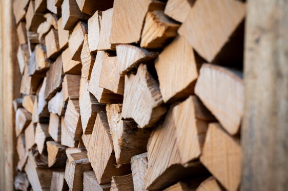 Holz sollte trocken und gut durchlüftet mindestens zwei Jahre gelagert werden, dann ist es ideal zum Heizen. Wird
feuchtes Holz verbrannt, entsteht Feinstaub. (Foto: LPA/Fabio Brucculeri)