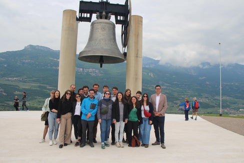 Sotto alla Campana dei Caduti, costruita in segno di pace dopo la Prima guerra mondiale, si è concluso il primo fine settimana di seminari dell’Accademia dell’Euregio 2025 tenutosi a Rovereto. (Foto: Euregio)