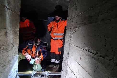Misurazione della portata delle sorgenti Cunfin (Val Gardena): Hartmann Stuefer (al centro, in primo piano) con i tecnici idropotabili del Comune di Ortisei. (Foto: Roberto Dinale)