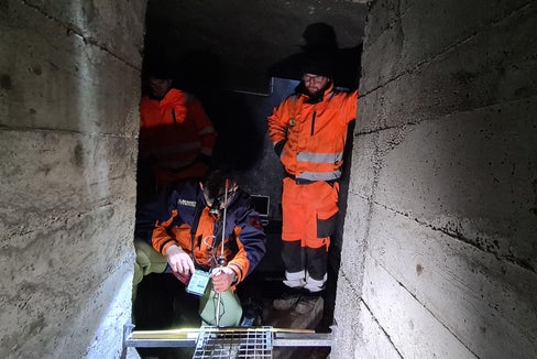 Schüttungsmessung in den Cunfin-Quellen (Gröden): Hartmann Stuefer (Bildmitte, Vordergrund) mit Wasserwärtern der Gemeinde St. Ulrich. (Foto: LPA/Roberto Dinale)