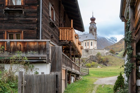 Vivere e lavorare al giorno d’oggi in edifici tutelati è una sfida. L’Oberniederhof di Senales dimostra che ciò è davvero possibile (Foto Manuela Tessaro)