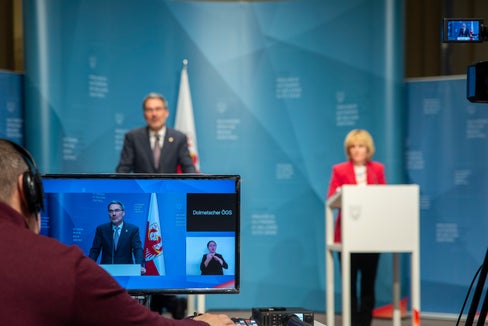 Die Pressekonferenz der Landesregierung wird aus dem Pressesaal im Landhaus 1 in Bozen live übertragen. (Foto: LPA/Fabio Brucculeri)