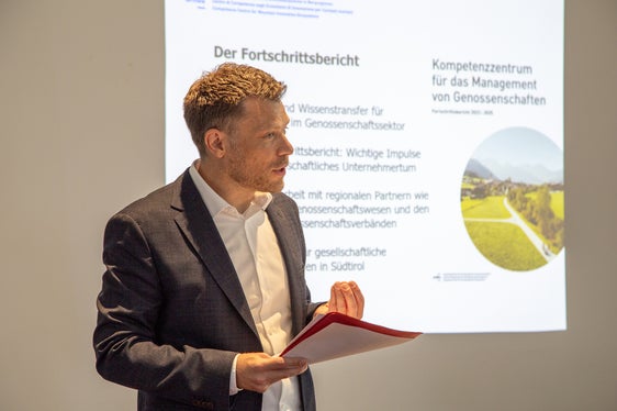 „Wir wissen aus der Geschichte, dass Genossenschaften immer am stärksten sind, wenn die Selbsthilfe zusammenspielt mit einem Umfeld, das unterstützend ist, so Professor Richard Lang, Direktor des Kompetenzzentrums für das Management von Genossenschaften an der unibz. (Foto: Matteo Vegetti)