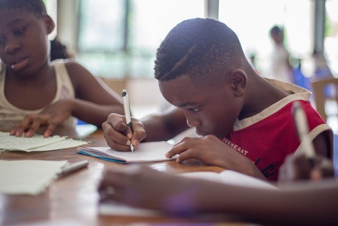 Seit 2007 gibt es die Sprachenzentren. Diese stehen Kindergärten und Schulen bei der Integration von Kindern und Jugendlichen mit Migrationshintergrund zur Seite. (Foto: Unsplash/santi vedri)