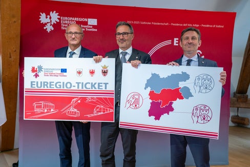 Il 25 settembre 2025 la Giunta dell’Euregio ha presentato l’Euregio Ticket: (da sinistra) Anton Mattle (Tirolo), Arno Kompatscher (Alto Adige) e Achille Spinelli (Trentino). (Foto: Daniel von Johnston)