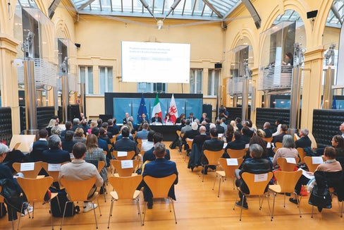 La prima seduta della Piattaforma Economia 2030 si è tenuta il 24 ottobre a Palazzo Widmann. (Foto: Fabio Brucculeri)