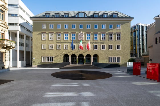 Le compit prinzipal dl Consëi provinzial é da aprové les leges: sön la fotografia él süa sënta sön Plaza Silvius Magnago a Balsan. (Foto: Südtiroler Landtag - Consiglio della Provincia autonoma di Bolzano - Consëi dla Provinzia autonoma de Balsan)