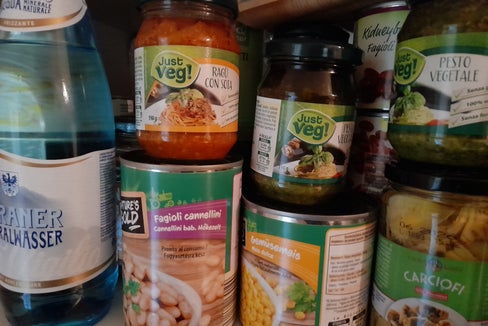 Gehört zum Notvorrat in jedem Haushalt: Wasserflaschen sowie ungekühlte und länger haltbare Lebensmittel in Dosen oder im Glas für die Selbstversorgung bei längerem Stromausfall. (Foto: LPA/Maja Clara)