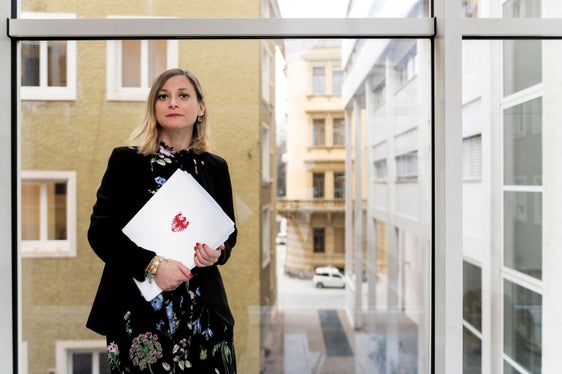 Amtsdirektorin Marta Tacchinardi: „Verantwortung reizt mich. Unterstützt werde ich von einem tollen Team und dem Netzwerk ‚Frauen in Führung'. (Foto: LPA/Ivo Corrà)
