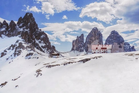 Für die Drei-Zinnen-Hütte in den Sextner Dolomiten wird ein neues Abwassersystem sowie ein neuer Strom- und Glasfaseranschluss errichtet. (Foto: LPA)