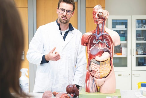 Presso il Polo Universitario delle Professioni Sanitarie Claudiana, a Bolzano, è attivo dall’autunno 2024 il corso di laurea in “Medicine and Surgery”. Il contatto stretto con i docenti e la coesione tra gli studenti caratterizzano la quotidianità. (Foto: Fabio Brucculeri)