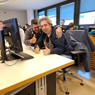 L’ok di Michael Wild (a sinistra) e Martin Vigl al nuovo sito web dell’Amministrazione provinciale altoatesina in lingua facile. (Foto: Renate Mayr)