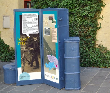 Da Lidia Arvai a Theodor Christomannos: in dieci punti informativi i passanti possono conoscere più da vicino alcuni protagonisti dello sviluppo turistico dell’Alto Adige. (Foto: Touriseum)