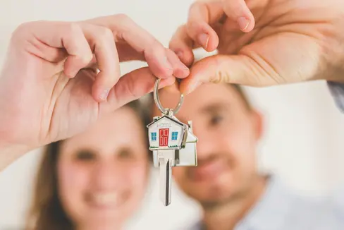 Nel percorso verso la casa di proprietà, con la Riforma Abitare 2025 la Provincia di Bolzano garantisce numerose forme di sostegno. (Foto: pexels)