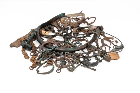 Gli oggetti e i gioielli in ferro e bronzo risalenti al VI-II secolo a.C. e rinvenuti a Campolino, frazione di San Lorenzo in Pusteria, rappresentano un importante ritrovamento archeologico. (Foto: Museo Archeologico dell’Alto Adige)