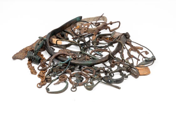 Bedeutender archäologischer Fund in Lothen bei St. Lorenzen im Pustertal: Die Objekte und der Schmuck aus Bronze und
Eisen stammen aus dem 6. bis 2. Jh. v. Chr. (Foto: Südtiroler Archäologiemuseum)