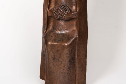 Kupferskulptur aus der Sammlung Eccel Kreuzer in Bozen: Die „Madonna“ des aus dem Schnalstal stammenden Künstlers Martin Rainer (1923–2012). (Foto: Museum Eccel Kreuzer/Erich Dapunt)