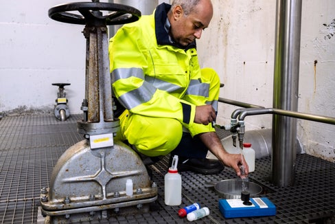 Südtirol hat hervorragendes Trinkwasser, das es zu schützen gilt: Hier kontrolliert Seab-Wassermeister Andrea Frasson im Wasserspeicher „Flavon“ bei Bozen die Wasserqualität. (Foto: Ivo Corrà)