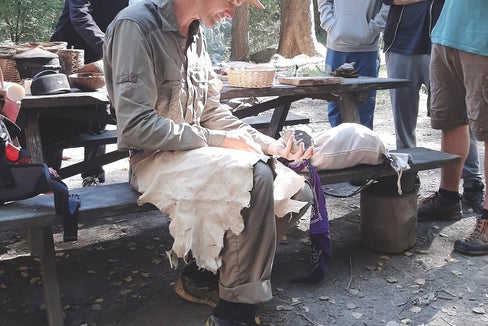 Durante la giornata all’aperto, l’esperto di sopravvivenza Philipp Schraut mostra come i coevi di Ötzi riuscissero a sopravvivere: controllando la qualità dell’acqua, accendendo il fuoco con la pietra focaia, cacciando e sfruttando ogni risorsa. (Foto: Museo Archeologico dell′Alto Adige)