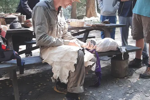 Beim Outdoortag zeigte Survivalexperte Philipp Schraut, wie Menschen zu Ötzis Zeit überlebten: Wasser prüfen, Feuer mit Feuerstein entzünden, jagen und alles verwerten. (Foto: Südtiroler Archäologiemuseum)