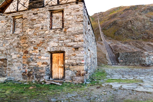 L’elevatore delle cisterne di Seemoos e l’ex casa dei minatori riconvertita in centrale elettrica. (Foto: Museo Provinciale Miniere/Armin Terzer)