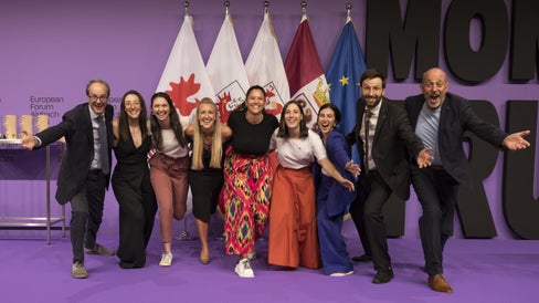 Attraversare i confini entusiasmo: i dipendenti Euregio di tutti e tre i territori ad Alpbach: da sinistra Guido Steinegger, Barbara Segalla, Sarah Müller, Karin Gschnitzer,
Patrizia Pierdomenico, Silvia Ramoser, Nicole Zambanini, Andreas Eisendle e Fritz
Tiefenthaler (Foto: Land Tirol/Sedlak)