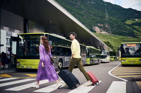 Vacanze senza auto: questo è ciò su cui conta il turismo altoatesino: gli ospiti ricevono l'Alto Adige Guest Pass via email al momento della prenotazione e dovrebbero poter viaggiare senza auto. Il denaro raccolto e i dati raccolti confluiscono nel miglioramento dei trasporti pubblici. (Foto: Michael Ranalter)