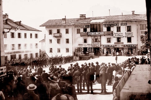 Radunata delle truppe italiane nella piazza di Cortina, di fronte alla vecchia casa e bottega dei fotografi Zardini (dall’archivio fotografico storico Zardini).