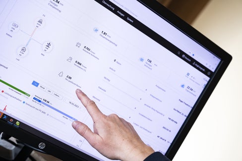 Über den PC lässt sich laufend mitverfolgen, wie viel Strom durch die Photovoltaikanlage erzeugt wird, wie hoch der Verbrauch ist und wie viel CO2 eingespart wird. (Foto: LPA/Manuela Tessaro)