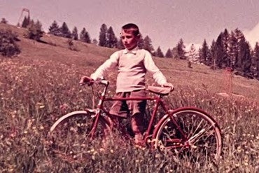 Hubert Messner da giovane nella sua valle natale, la Val di Funes: “Con i soldi che ho guadagnato da solo mi sono comprato una bicicletta e con quella sono uscito dalla valle. (Foto: privato)