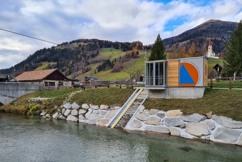 Mit EFRE-Geldern finanziert: Die Pegelmessstation an der Drau in Winnebach. (Foto: Landesamt für Hydrologie und Stauanlagen in der Agentur für Bevölkerungsschutz)