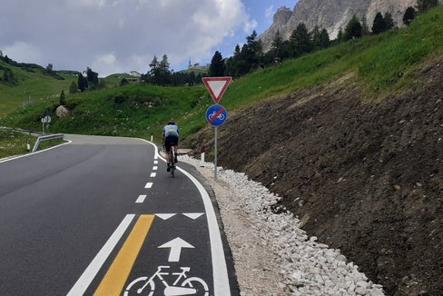 Die Fahrradspuren auf den Dolomitenpässen laden zum Radeln ein und sorgen für mehr Sicherheit. (Foto: LPA/Straßendienst)