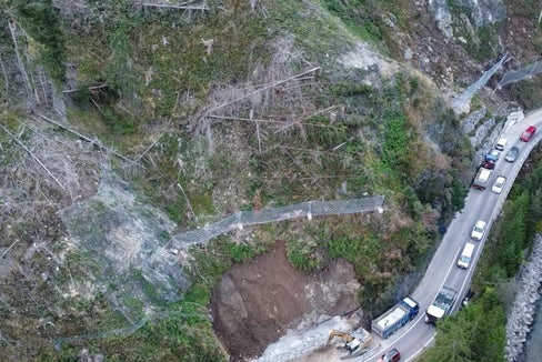 Aufnahmen von den Sicherungsarbeiten: Oben am Hang entstanden Netze und Barrieren, am unteren Bildrand sichert eine neue Mauer den Hang. (Foto: LPA/Landesabteilung Tiefbau)