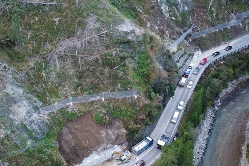 Aufnahmen von den Sicherungsarbeiten: Oben am Hang entstanden Netze und Barrieren, am unteren Bildrand sichert eine neue Mauer den Hang. (Foto: LPA/Landesabteilung Tiefbau)