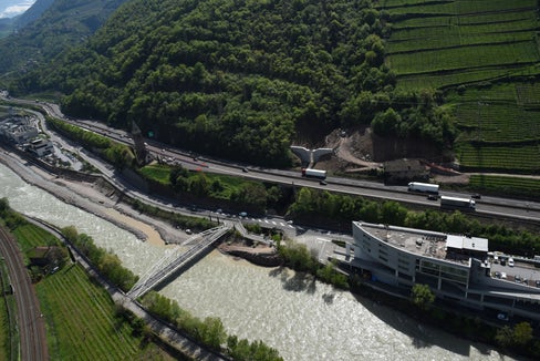 Die Rückhaltesperre am Kampiller Bach wurde von der Agentur für Bevölkerungsschutz mit Mitteln der Brennerautobahngesellschaft zum Schutz von Autobahn und Staatsstraße errichtet. (Foto: Agentur für Bevölkerungsschutz)