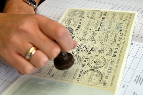 Tla sënta litela muessa la zitadines y i zitadins prejenté la cherta de vela (tla imaja) y n documënt d’identificazion. (Foto: LPA/ASP/ASP)