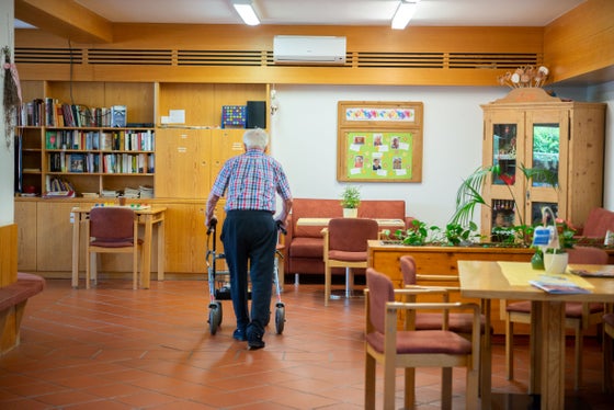 Se è necessario un ausilio per la deambulazione, molte scale o pavimenti irregolari possono diventare un ostacolo. Le stanze prive di barriere architettoniche contribuiscono quindi alla qualità della vita delle persone anziane, tra l'altro. (Foto: Foto: Claudia Corrent)