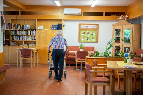 Wenn eine Gehhilfe benötigt wird, kann so manche Treppe oder Bodenunebenheit zum Hindernis werden. Barrierefreie Räumlichkeiten tragen daher unter anderem für ältere Menschen zur Lebensqualität bei. (Foto: Foto: Claudia Corrent)