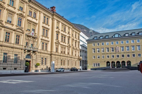 Im Landtagsgebäude (r.) kommen die 35 Landtagsabgeordneten zu ihren Sitzungen zusammen, im Palais Widmann (l.) tagt wöchentlich die nun elfköpfige Landesregierung. (Foto: LPA/Greta Stuefer)