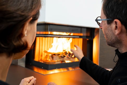 Beratung: Das Wissen um eine sachgemäße Holzverbrennung ist entscheidend, um Emissionen zu vermeiden. (Foto: Fabio Brucculeri)