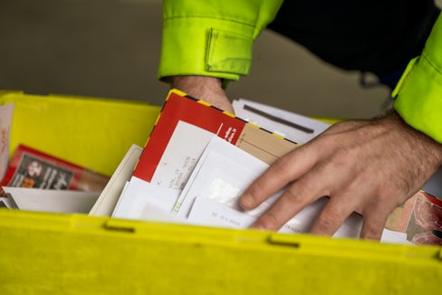 Tägliche Post-, Paket- und Zeitungszustellungen sowie eine Reihe weiterer Leistungen garantiert das Abkommen des Landes mit der Post. (Foto: LPA/Manuela Tessaro)